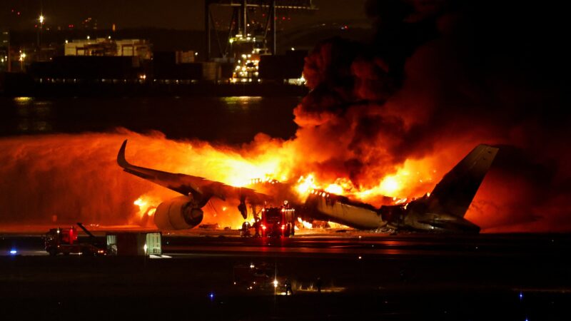 VÍDEO: Passageiro mostra interior de avião após explosão por choque com outra aeronave no Japão; ‘pensei que ia morrer’