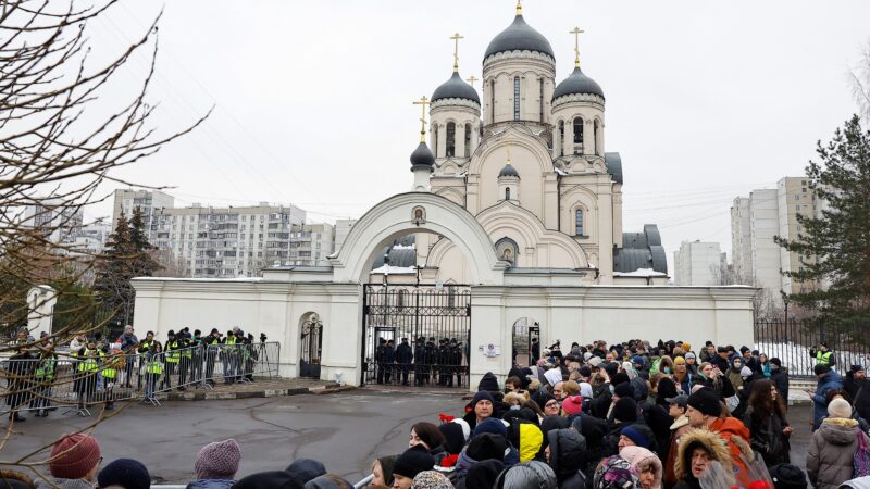 Sob forte policiamento, apoiadores de Navalny se reúnem em frente a igreja para velório de Alexei Navalny