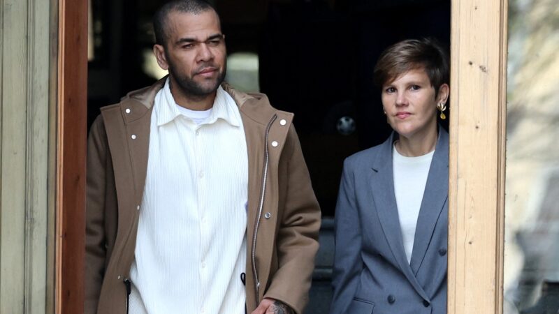 Três dias após ser solto, Daniel Alves se apresenta pela primeira vez ao tribunal