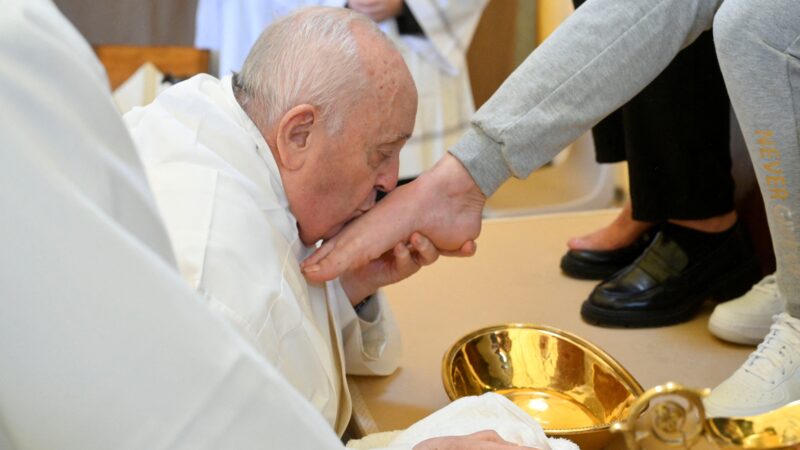 Veja fotos: Papa Francisco lava pés de 12 mulheres em presídio de Roma