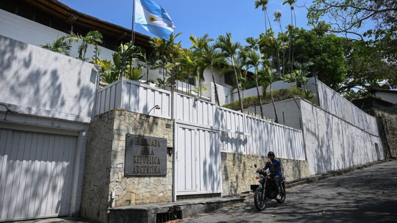 Seis opositores do regime chavista se refugiam na embaixada da Argentina na Venezuela, que corta a luz do prédio