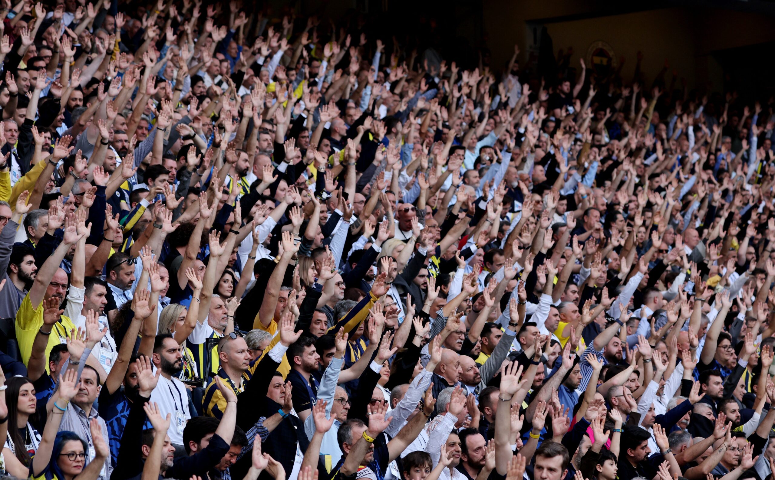 Em assembleia histórica, Fenerbahçe autoriza debate para deixar liga turca