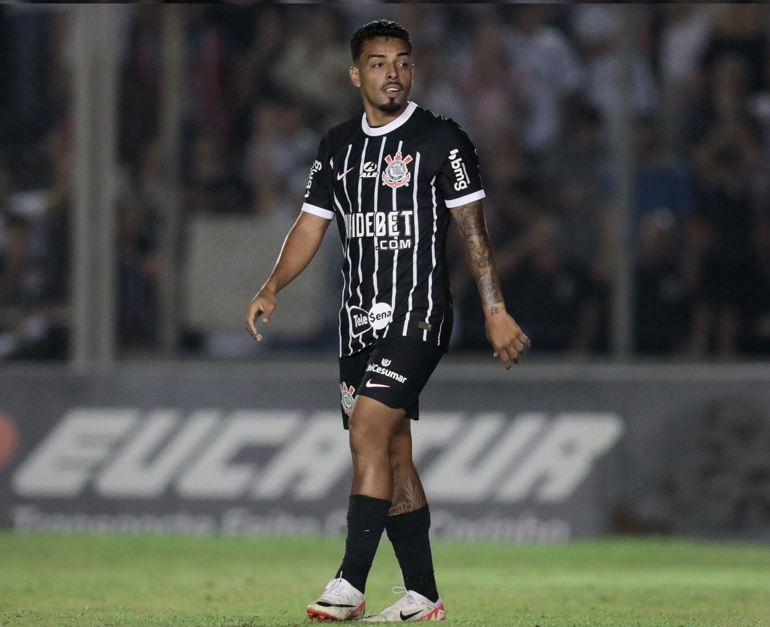 Bidu ganha chance após quatro meses e aumenta disputa pela lateral esquerda no Corinthians