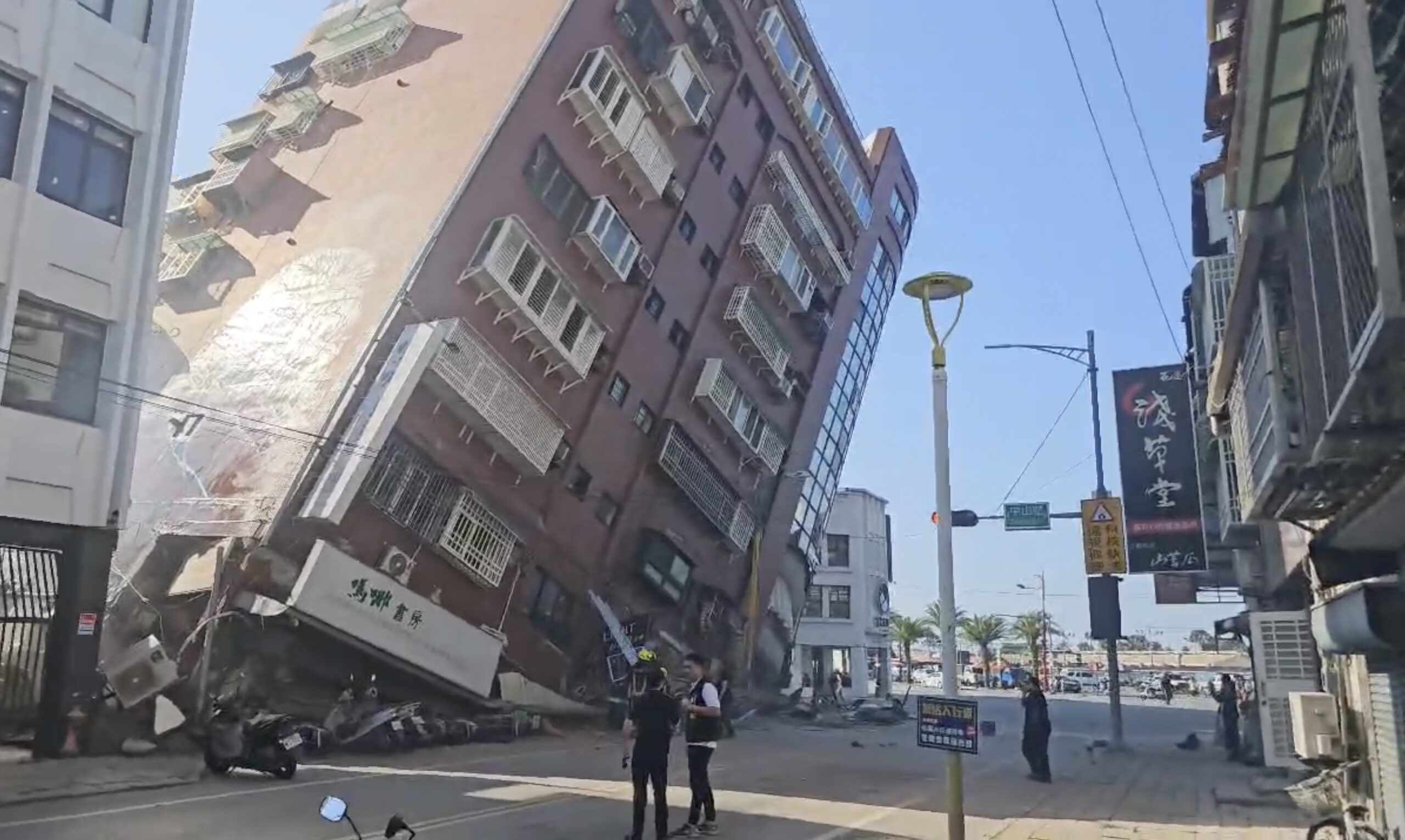 Terremoto em Taiwan: homem fica cercado por ondas grandes em piscina durante tremor; VÍDEO