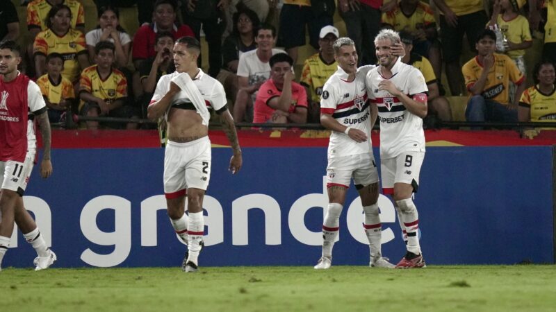Ferreira deixa jogo do São Paulo com dores na coxa esquerda e preocupa