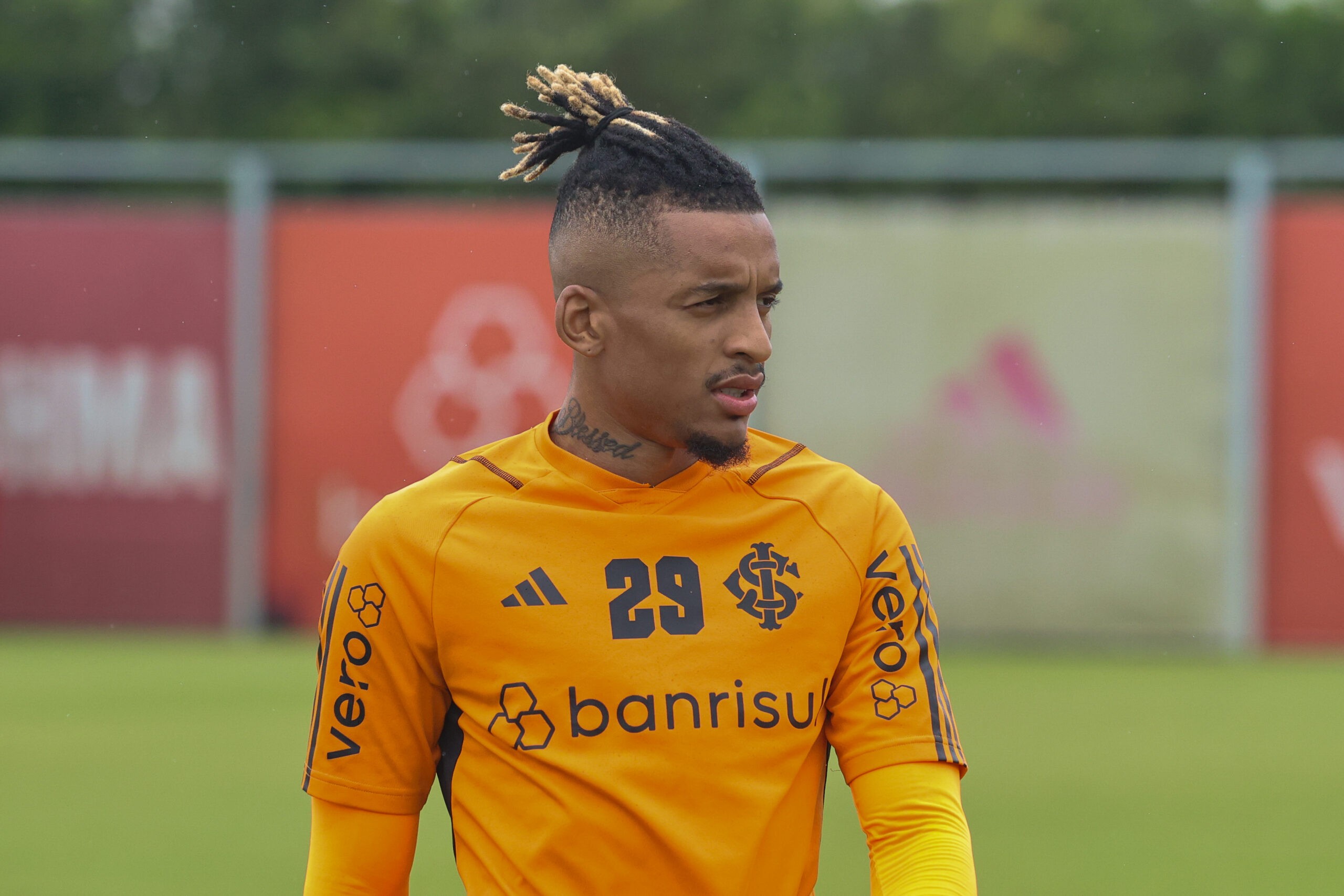 Sport encaminha contratação de lateral-esquerdo Dalbert, ex-Internacional