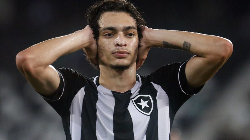 Matheus Nascimento, do Botafogo, faz cirurgia após lesão na coxa