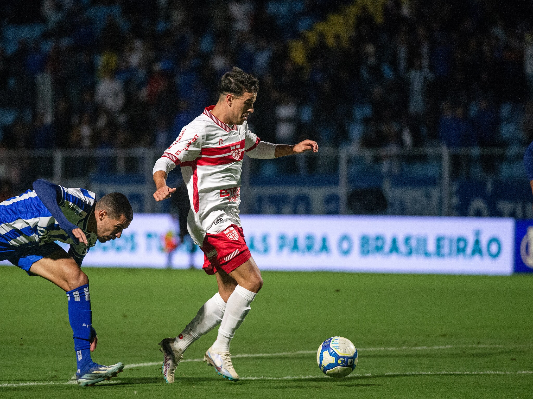 Que pecado! Atacante do CRB, Labandeira perde gol no 1º tempo e acerta o travessão no 2º; vídeos