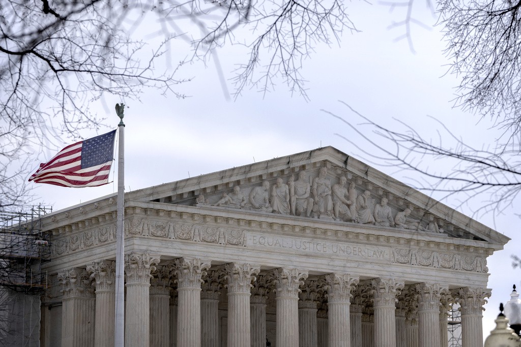 Bandeiras conspiracionistas pró-Trump põem em xeque isenção de juiz da Suprema Corte dos EUA