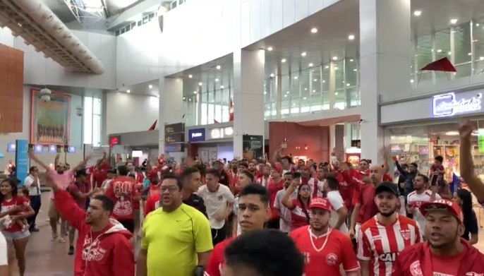 Vídeos: CRB embarca para viagem ‘casada’ e recebe apoio da torcida no Aeroporto Zumbi dos Palmares