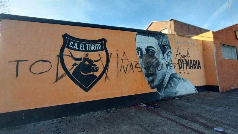 Di María tem mural pichado em nova ameaça na Argentina: “Ainda vai voltar?”