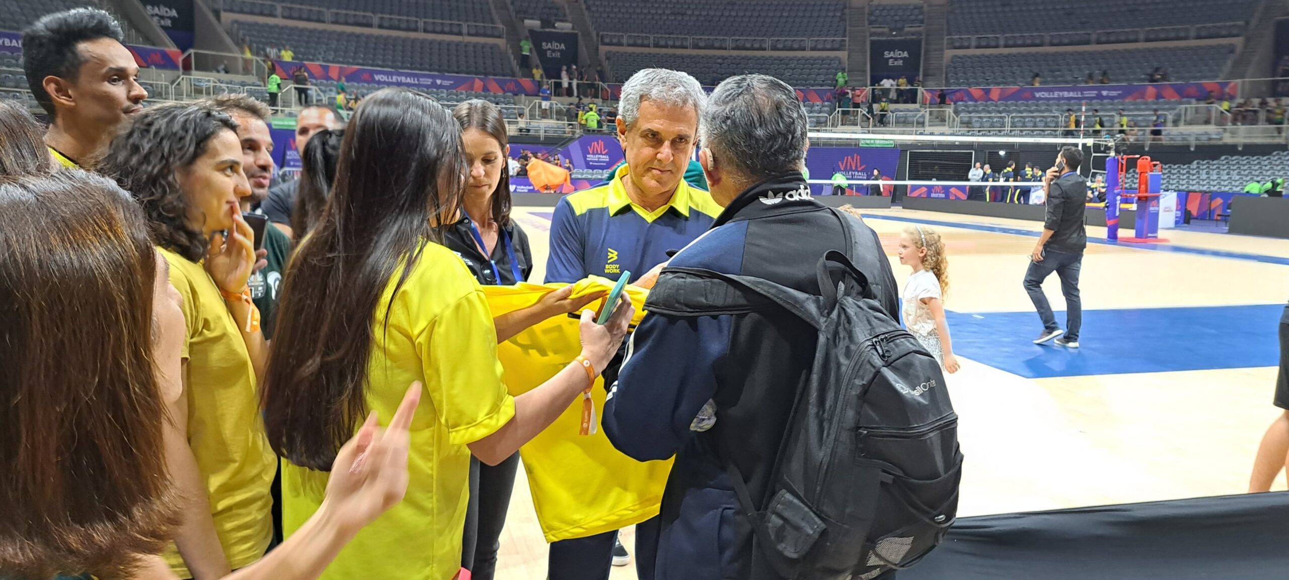 Bastidores de Zé Roberto na Liga: figura paterna para jogadoras e gentileza com fãs e jornalistas