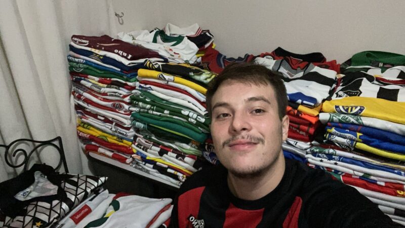 De achados em brechó a compra com flanelinha: torcedor de Ituano e São Paulo coleciona 575 camisas