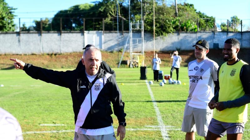 “Cada vez mais motivado”, Nelsinho Baptista assume posto de técnico mais velho da Série B