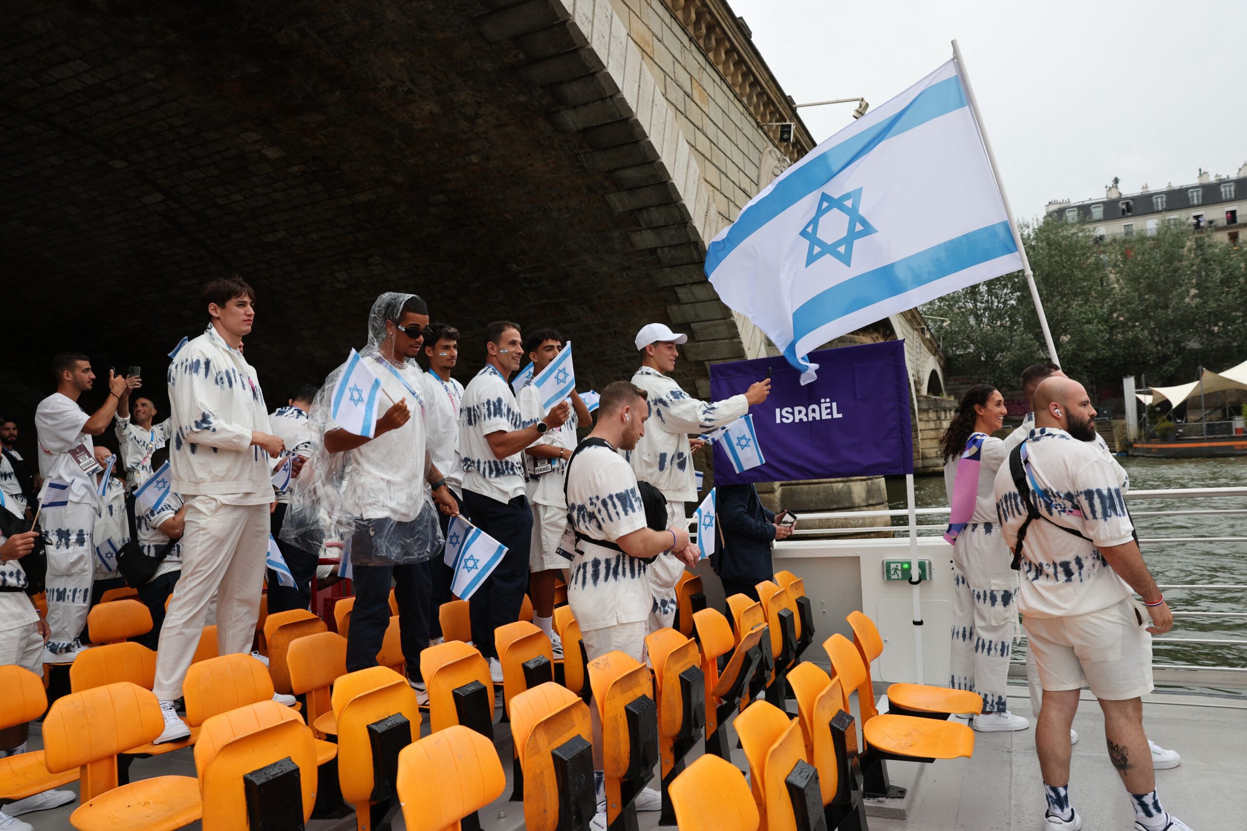 Delegação de Israel recebe segurança reforçada em cerimônia de abertura das Olimpíadas