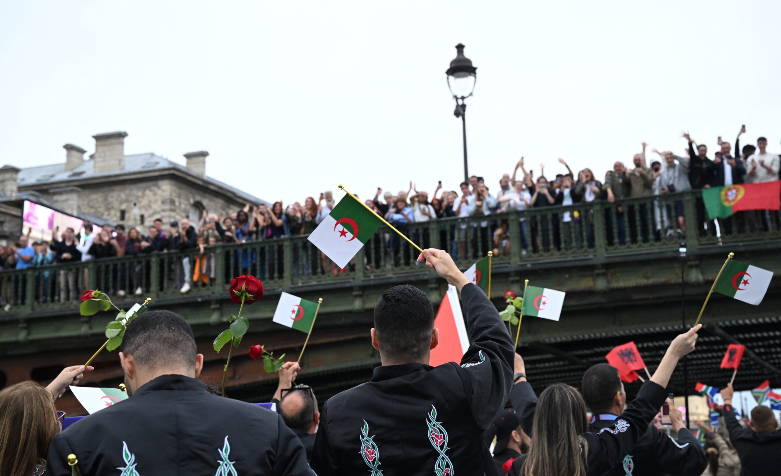 Flores no Rio Sena: Entenda a homenagem feita por argelinos durante Cerimônia de Abertura das Olimpíadas