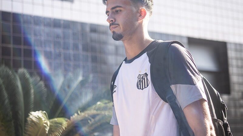 Santos renova contrato do goleiro Rodrigo Falcão até 2026