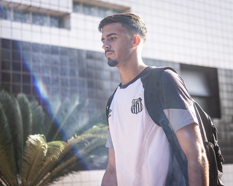 Santos renova contrato do goleiro Rodrigo Falcão até 2026