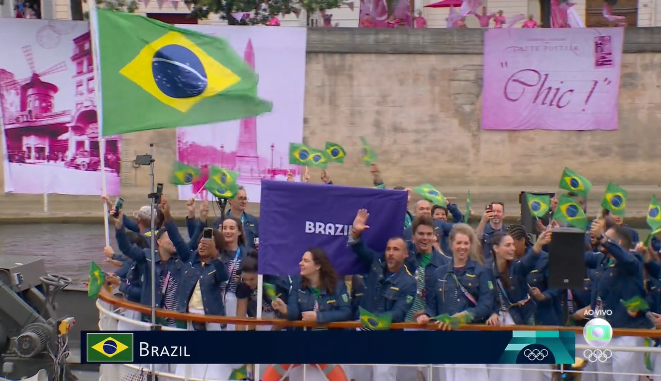 Bruno Lobo recebe parabéns dos atletas na cerimônia de abertura dos Jogos Olímpicos