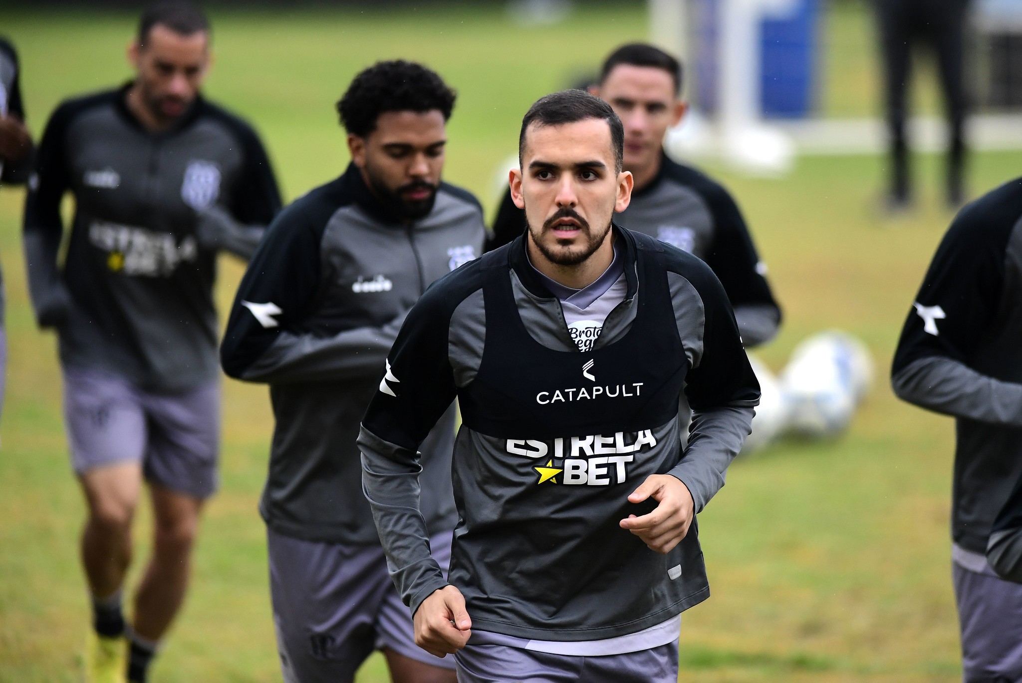 Após Copa América, Luís Haquin perde espaço na Ponte Preta e fica fora até do banco