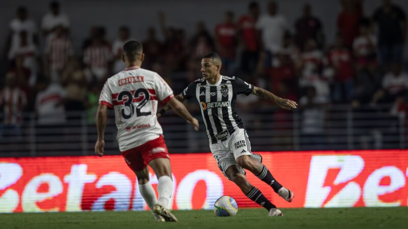 Guilherme Arana completa 200 jogos pelo Atlético-MG com assistência e comemora marca