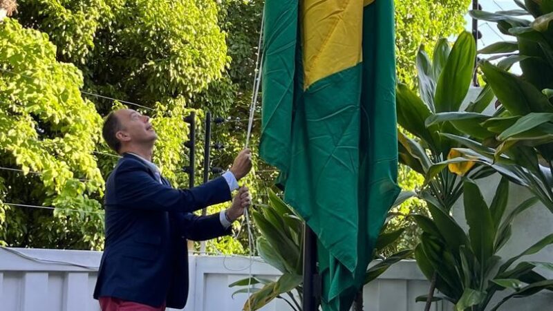 Bandeira do Brasil é erguida em residência diplomática da Argentina na Venezuela; Milei agradece Brasil