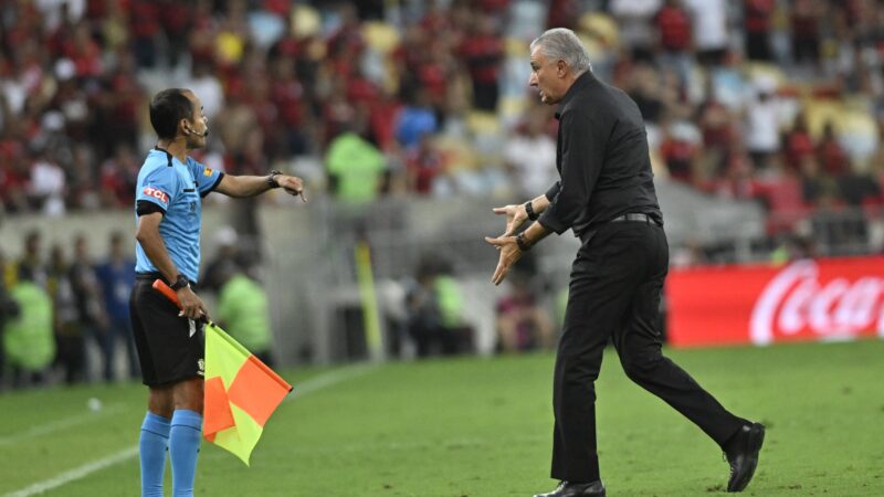 Tite passa jogo pilhado em derrota para o Peñarol e vive momento de pressão no Flamengo; veja reações