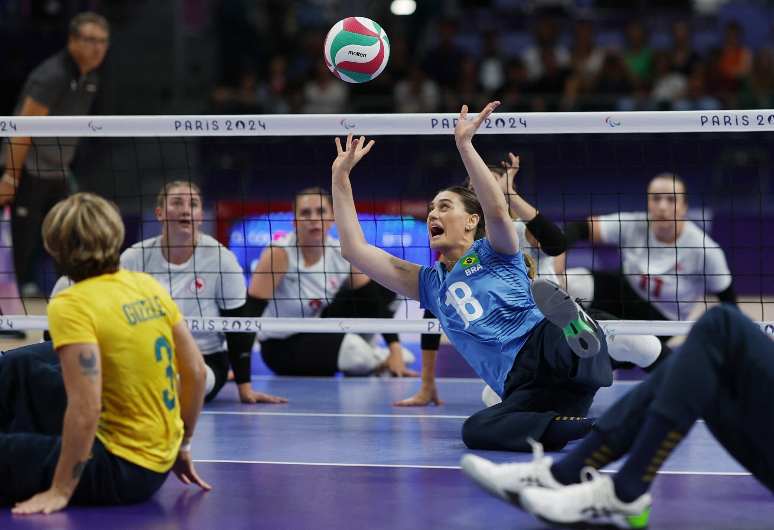 Paralimpíadas 2024: Brasil perde para o Canadá e fica sem o bronze no vôlei sentado feminino