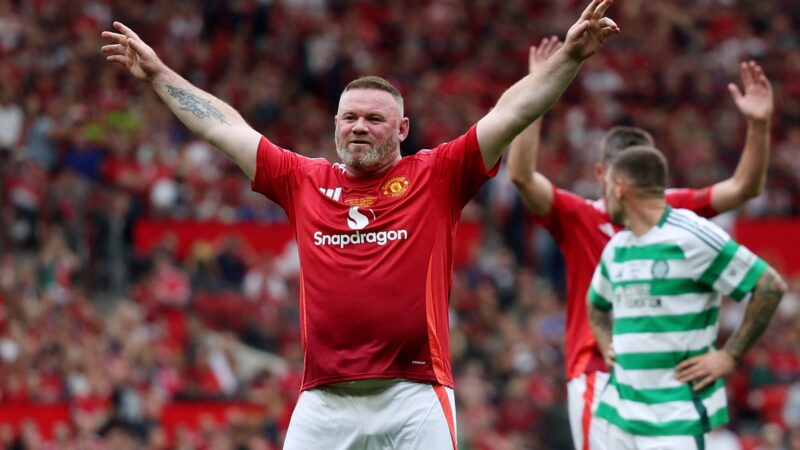 Rooney faz golaço de falta em jogo das Lendas do Manchester United