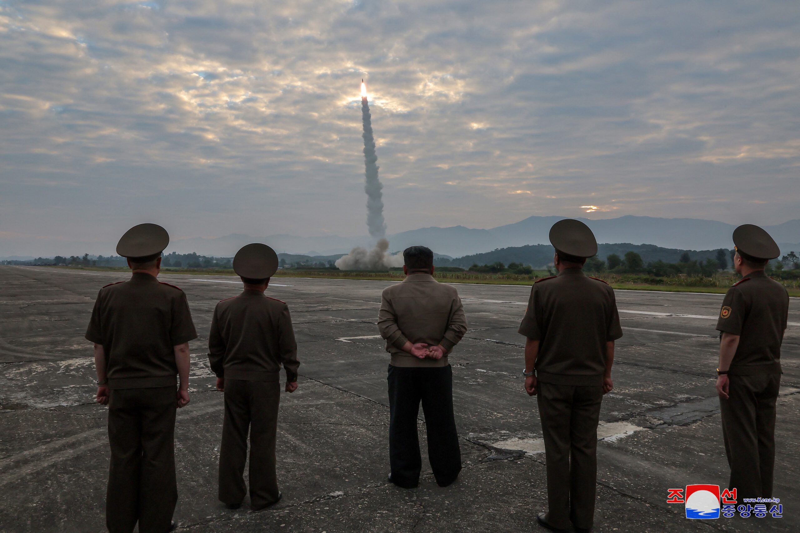 Coreia do Norte testa novo míssil balístico com ogiva ‘supergrande’ na presença de Kim Jong-un