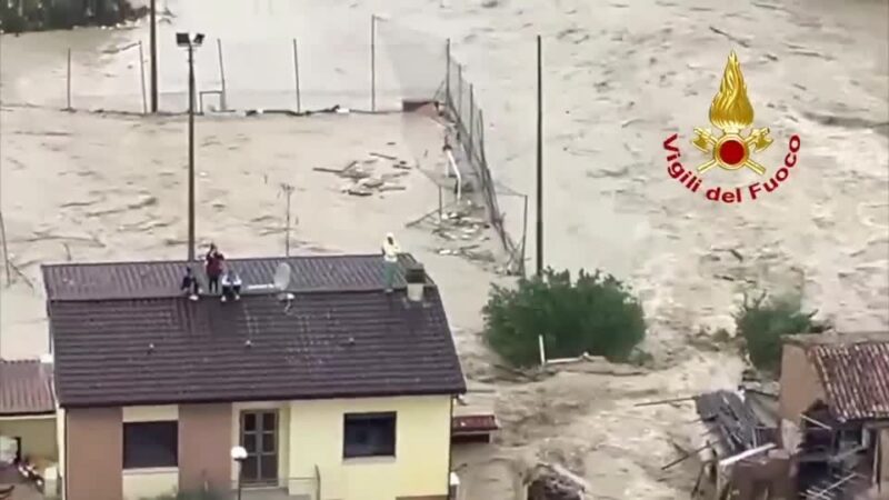 Chuva forte causa enchentes na Itália; veja imagens e resgates feitos pelos Bombeiros