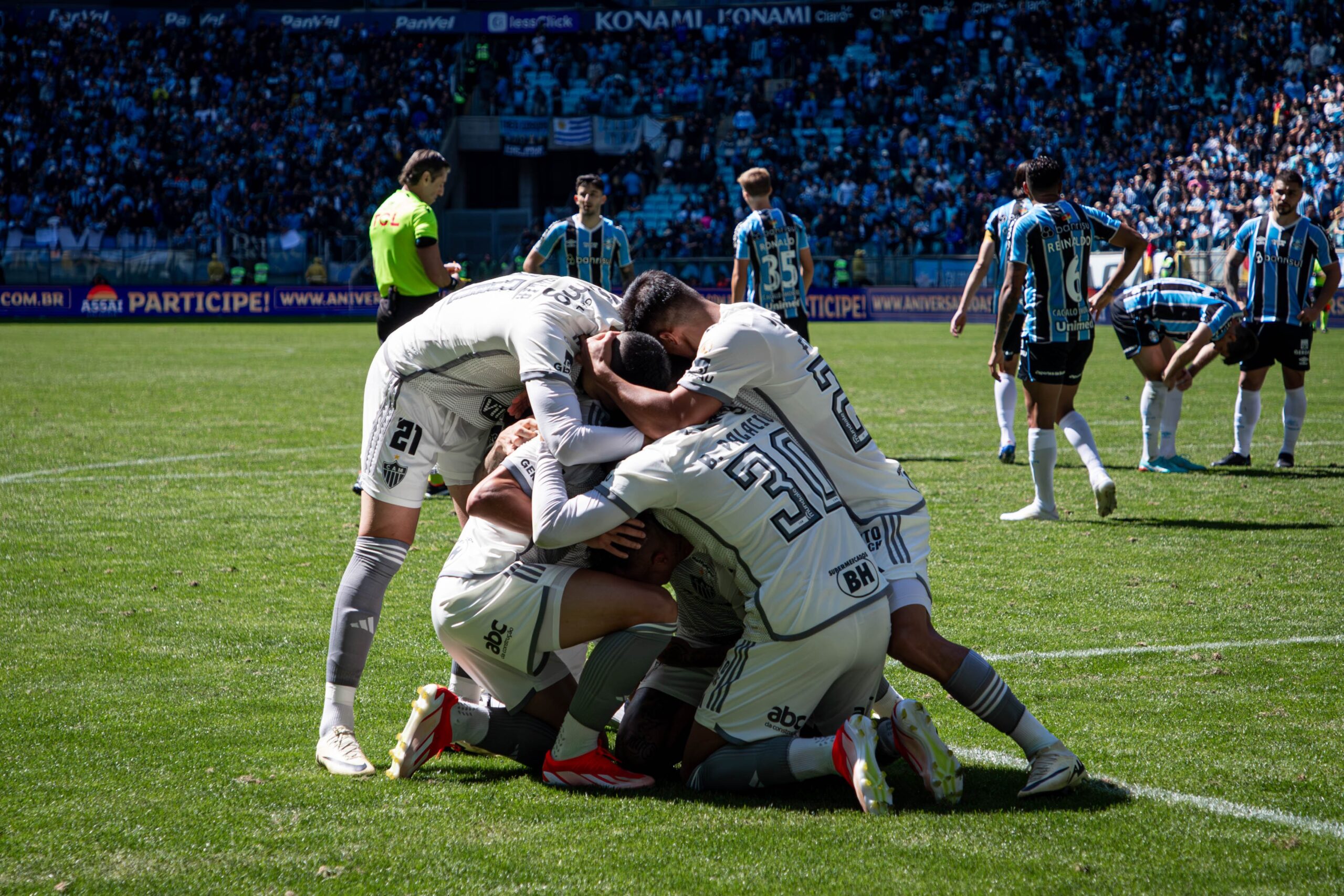 Atlético-MG vence Grêmio de virada, encerra jejum e tabu no Brasileirão