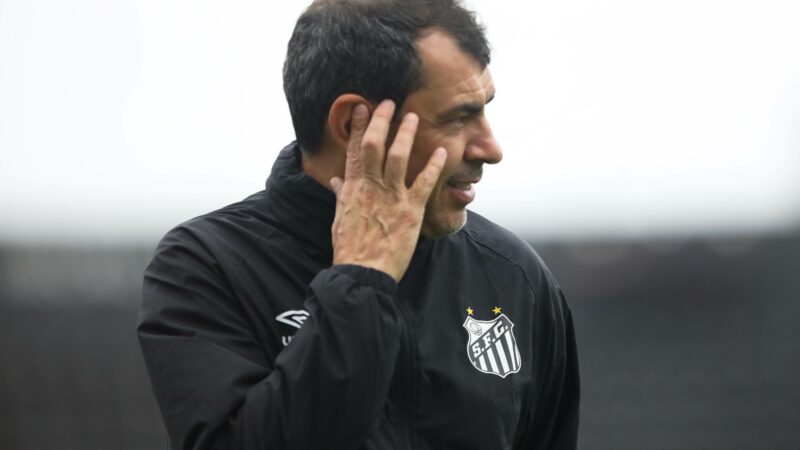 Carille culpa gramado por atuação ruim do Santos e admite: “Pressão alivia até o próximo jogo”