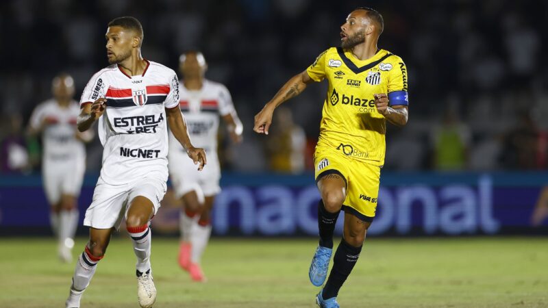 Guilherme valoriza vitória do Santos e critica gramado do estádio Santa Cruz: “Dificulta o jogo”