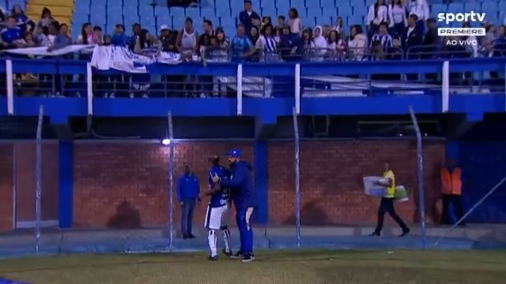 VÍDEO: Vagner Love abandona entrevista para discutir com torcedores após derrota do Avaí