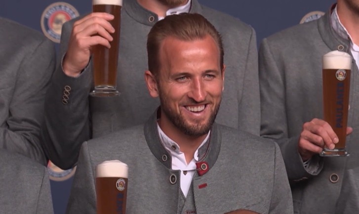 Cervejinha e salsichão: Kane entra no clima da Oktoberfest com elenco do Bayern de Munique; veja