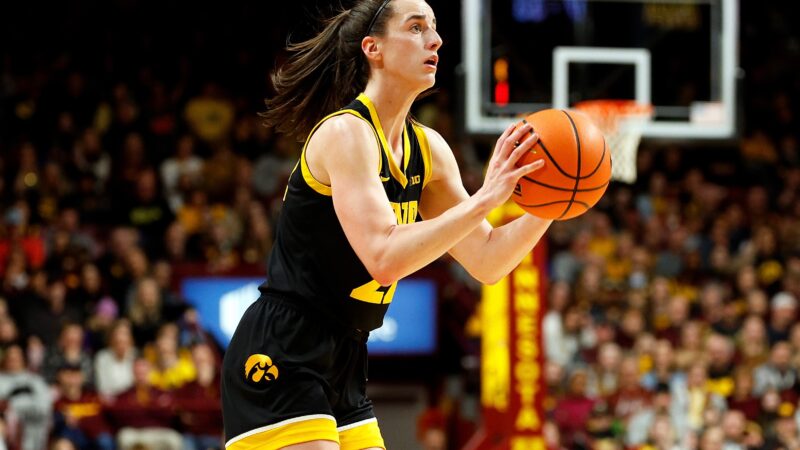 Caitlin Clark quebra recorde de pontos como caloura na WNBA