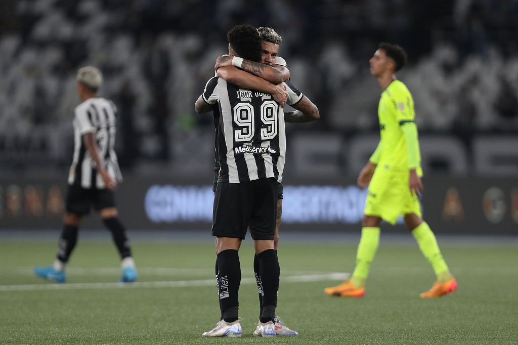 Dá certo ter Tiquinho e Igor Jesus juntos? Veja desempenho do Botafogo com a dupla em campo