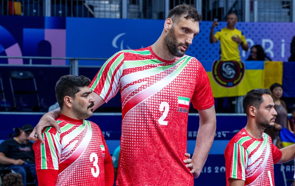 Gigante de 2,46m é decisivo na vitória do Irã sobre o Brasil no vôlei sentado masculino em Paris 2024