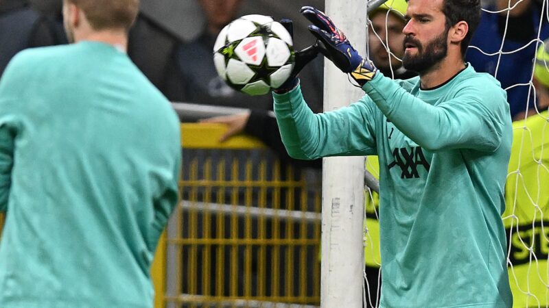 Alisson sente e vira dúvida para jogo do Liverpool contra Bournemouth