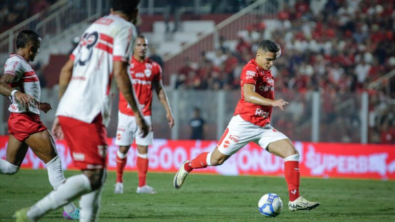 João Vitor celebra sequência no Vila e momento do time na Série B