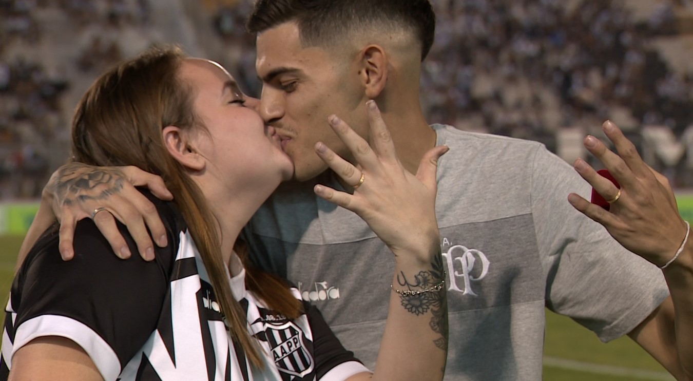 Casal fica noivo no campo durante intervalo, pede vitória para corar data, mas vê Ponte ser goleada