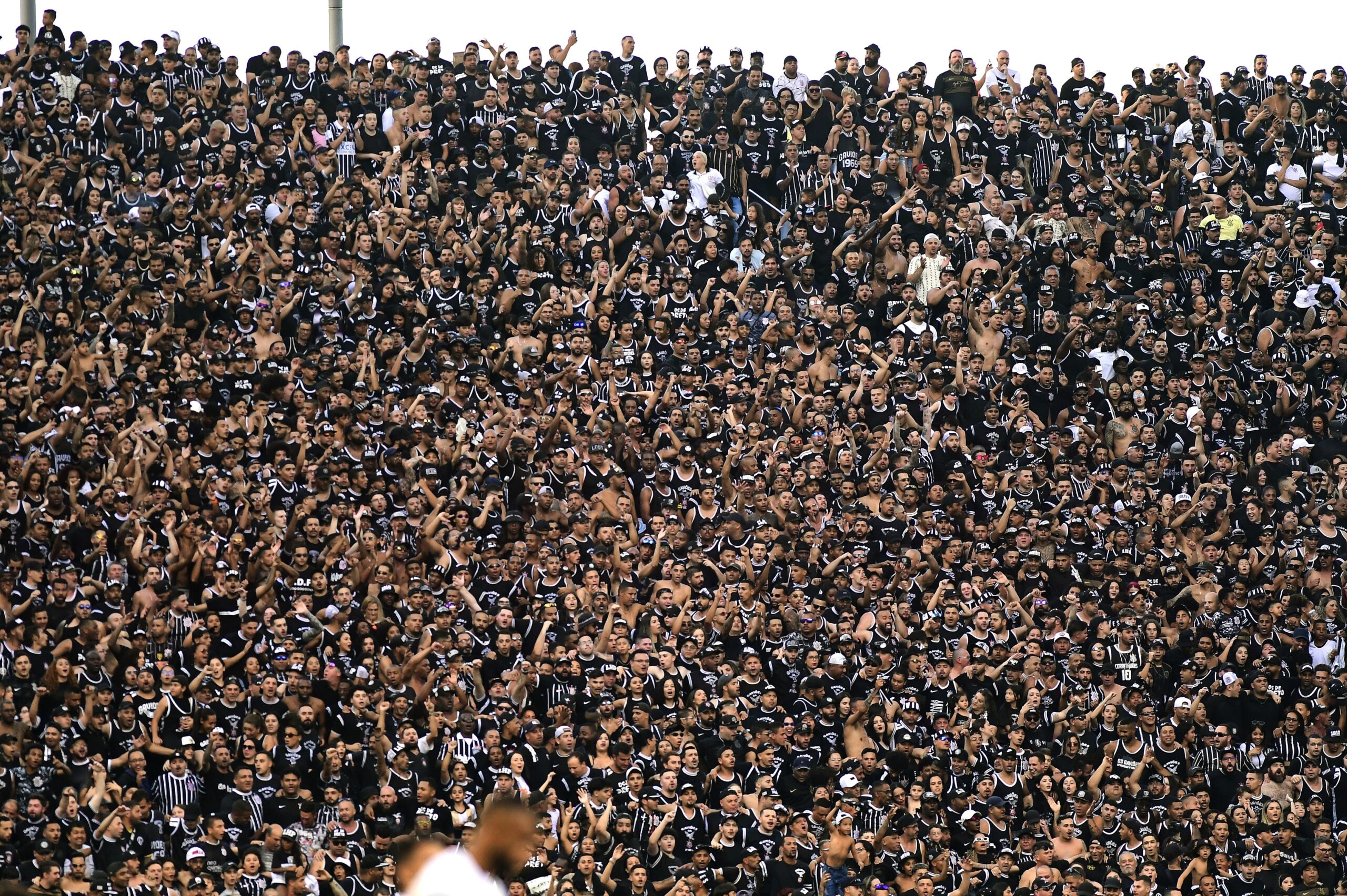 Torcida do Corinthians esgota ingressos para jogo que deve marcar estreia de Memphis Depay