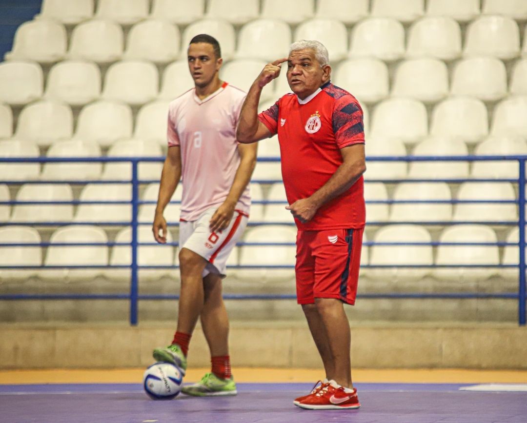 Roberto Pereira deixa o comando do futsal do América-RN