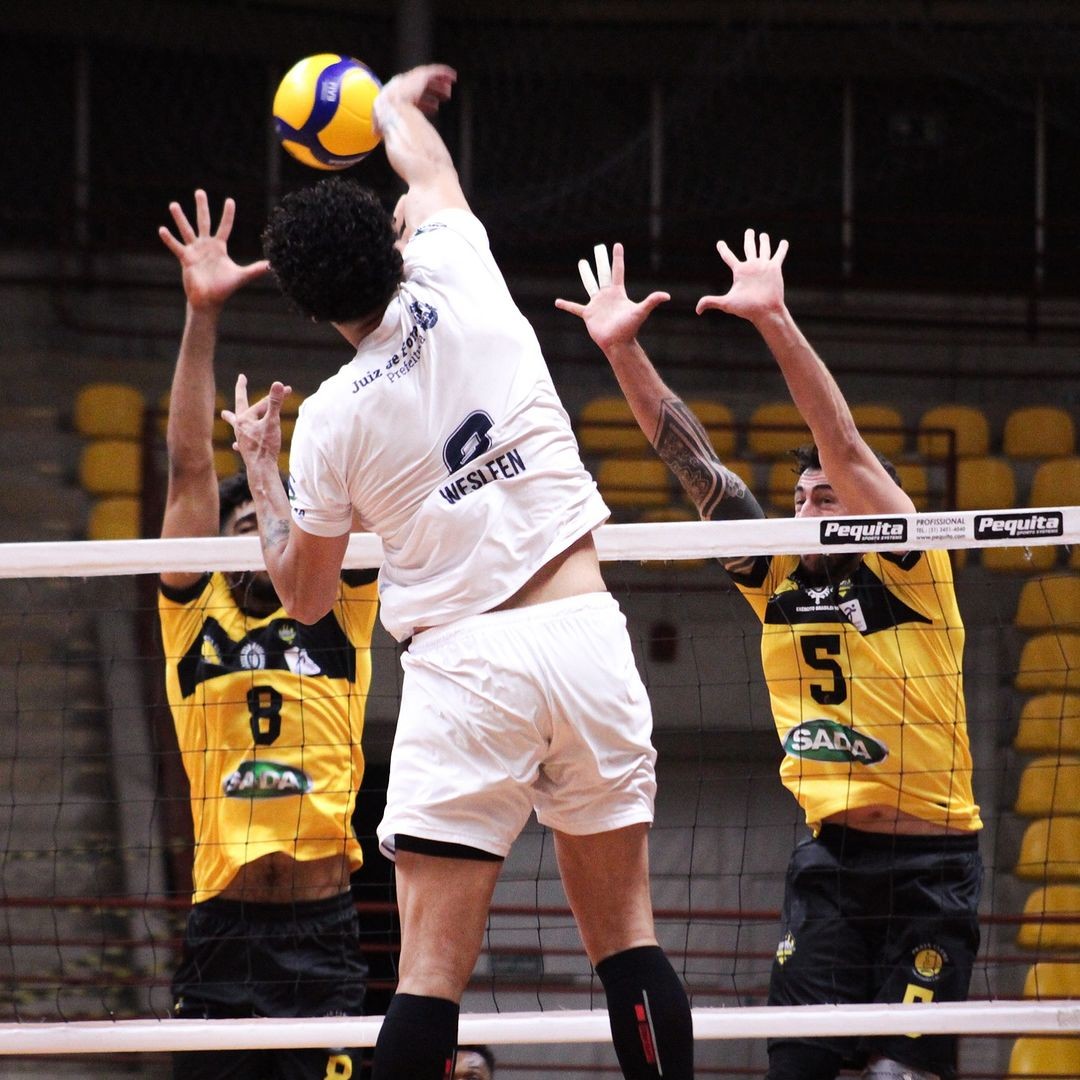 Praia Clube sai atrás, leva jogo ao tie-break e bate JF Vôlei no Mineiro masculino