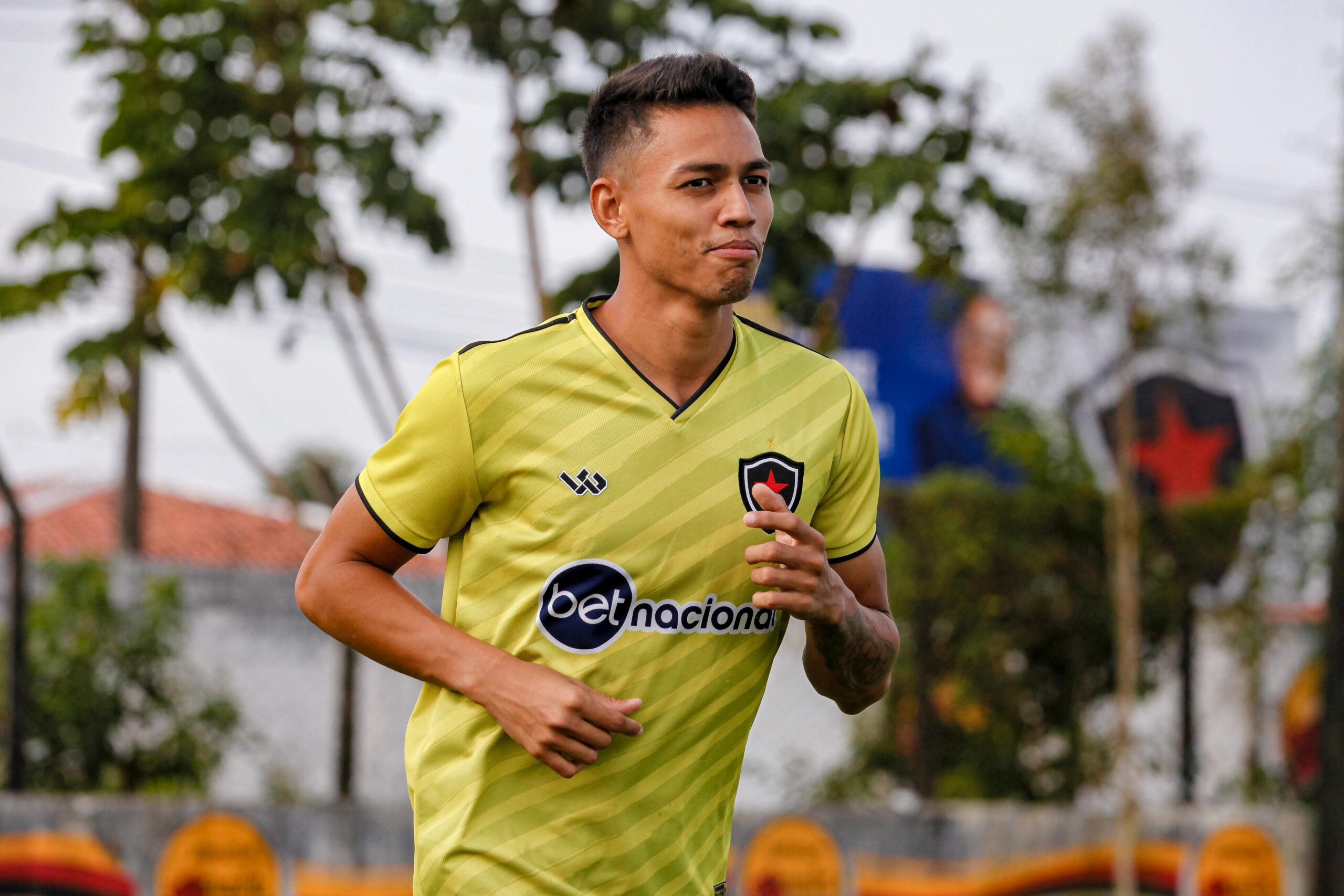 Thallyson pede apoio da torcida do Botafogo-PB em duelo crucial pela Série C contra o São Bernardo