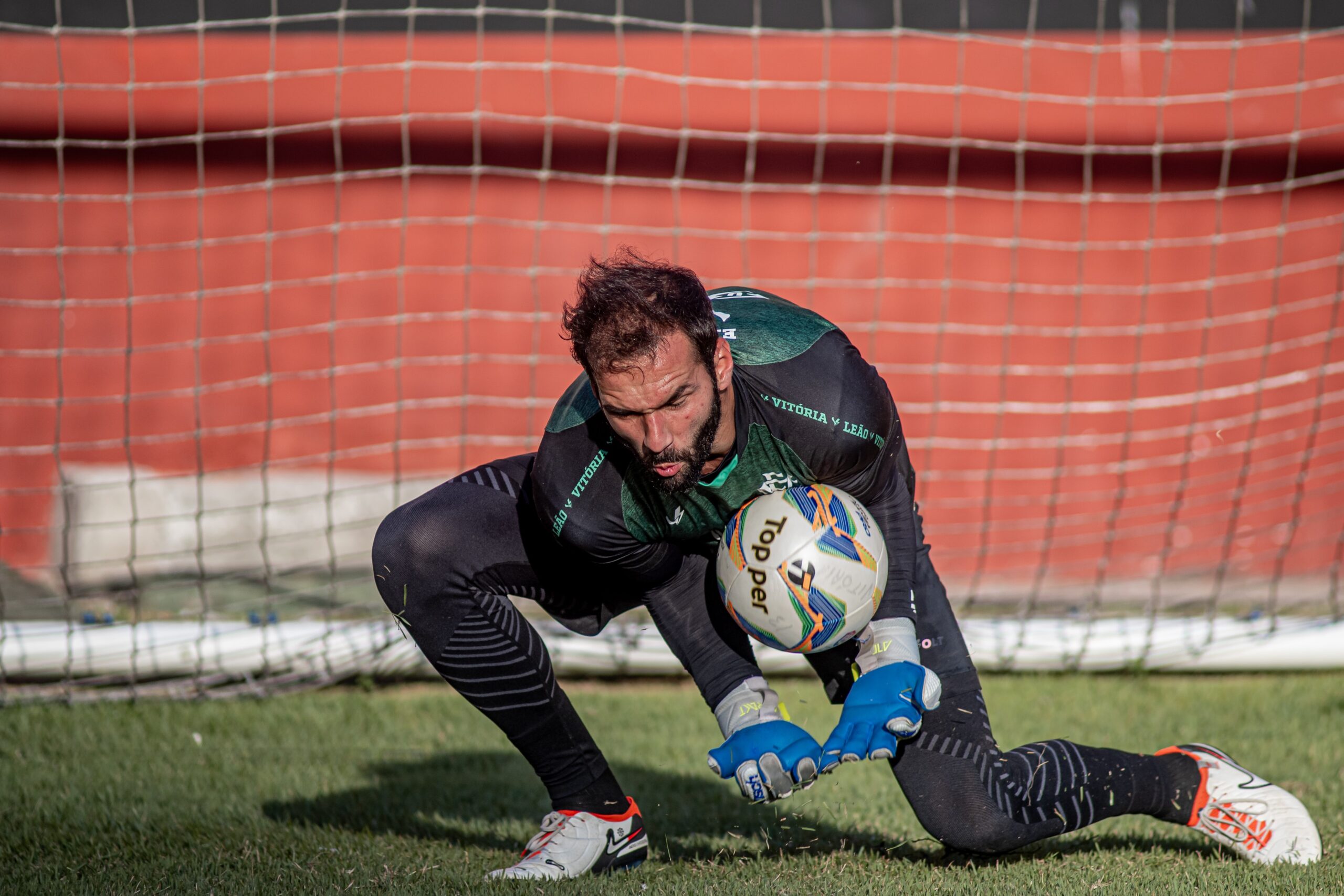 Invicto no Vitória, Muriel retorna ao time titular após mais de seis meses: “Vida de goleiro é assim”