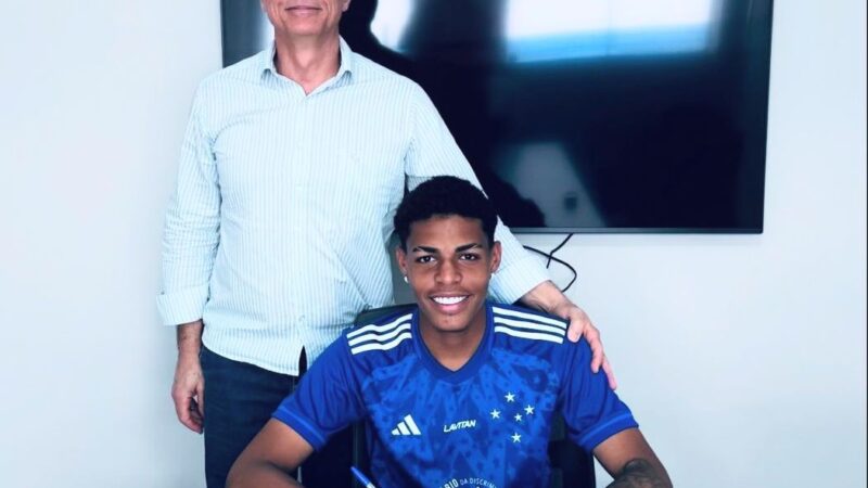 Cruzeiro assina primeiro contrato com Caio, artilheiro do sub-17 e sobrinho-neto de Ariano Suassuna