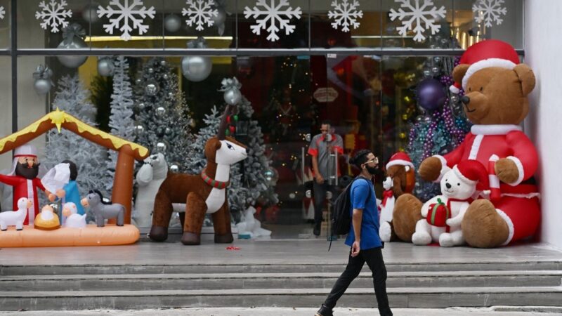 Aposentados venezuelanos protestam em Natal adiantado: ‘Não temos dinheiro nem para comprar leite’