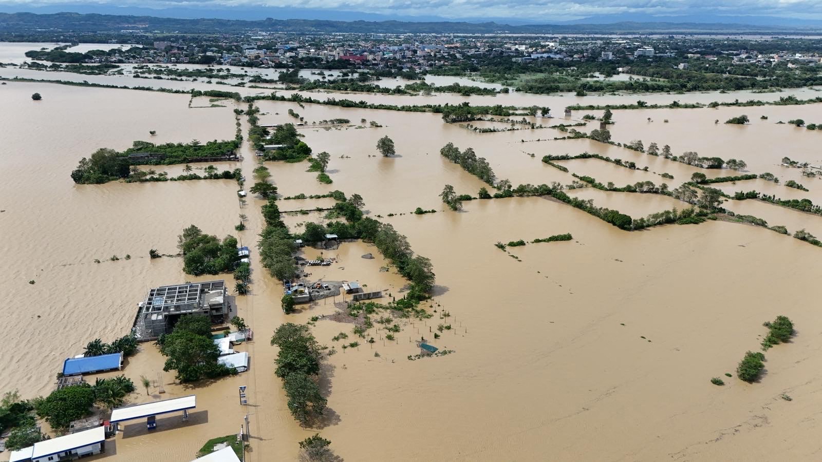 Número de mortes provocadas por tempestade tropical nas Filipinas passa de 100